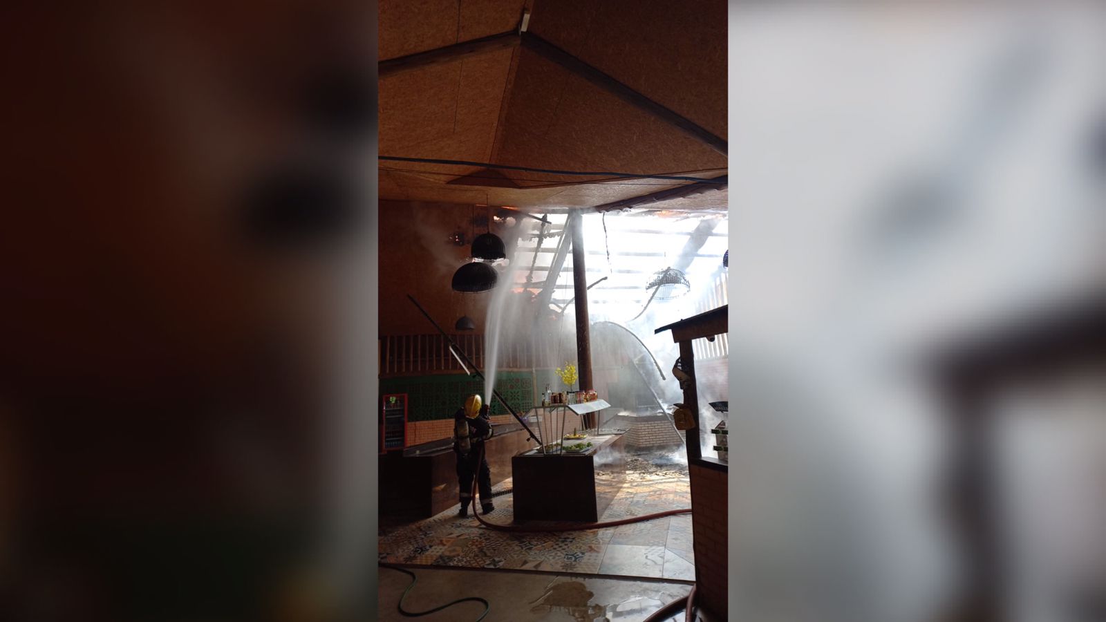Bombeiros combatem incêndio em restaurante no Centro de Luziânia