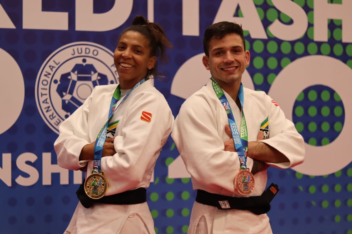 Rafaela Silva e Daniel Cargnin com medalhas do Mundial de Judô