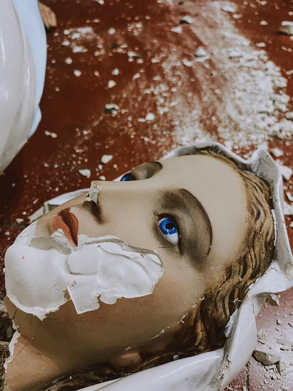 Imagem de alto valor histórico foi destruída. Possibilidade de reparação ainda é incerta — Foto: Divulgação