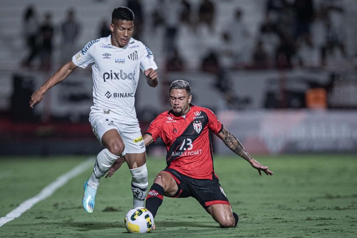 Wellington Rato disputa bola com jogador do Santos