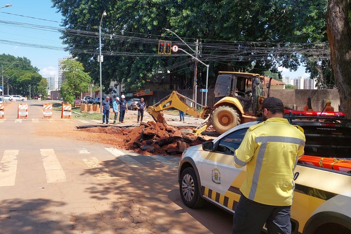 Carro é retirado de cratera que se formou após rompimento de adutora na Av. Independência