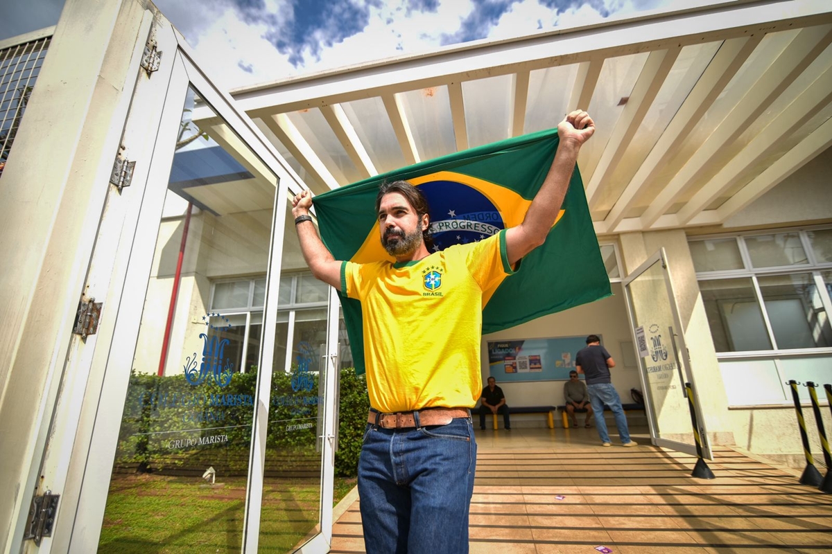 Com bandeira do Brasil e camisa da seleção, médico diz que "Goiás é conservador, preza a família, Deus e a liberdade."