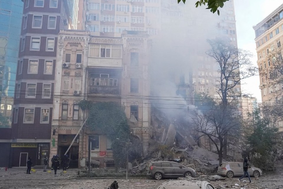 Avião militar russo cai em área residencial perto da Ucrânia (Foto: Reprodução/Telegram)