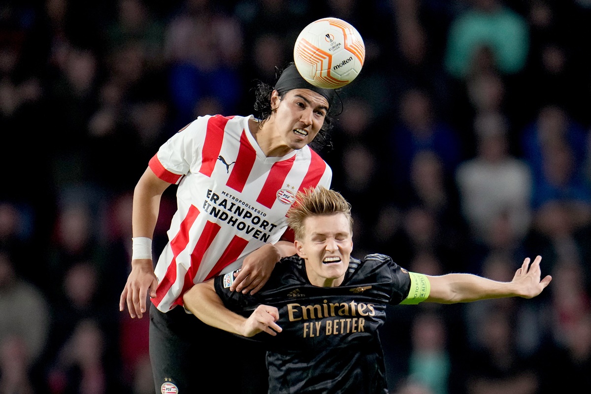 Jogo entre PSV e Arsenal na Holanda