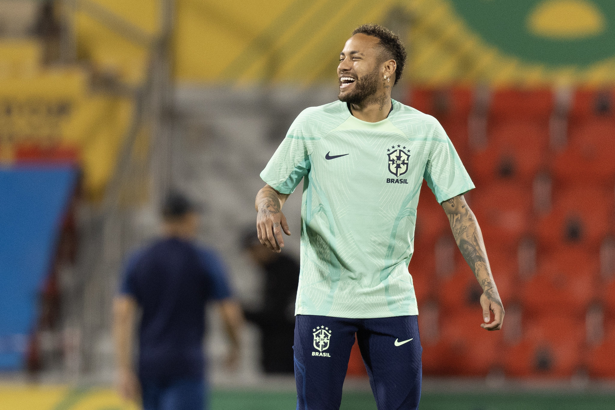 Neymar sorrindo no treino da seleção brasileira