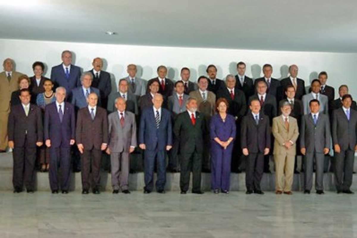 Lula e o ministério escolhido em 2002 (Foto: Agência Brasil)