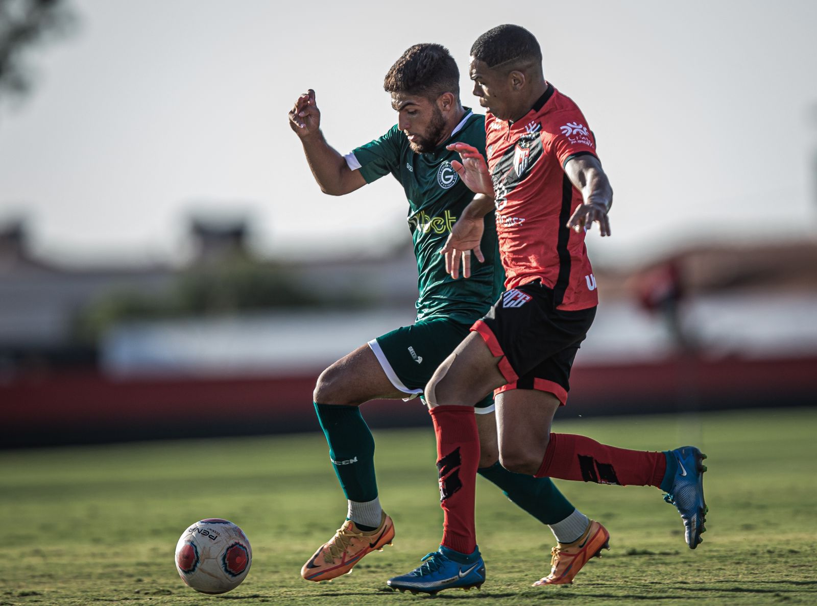 Goiás e Atlético Goianiense duelando no sub-20