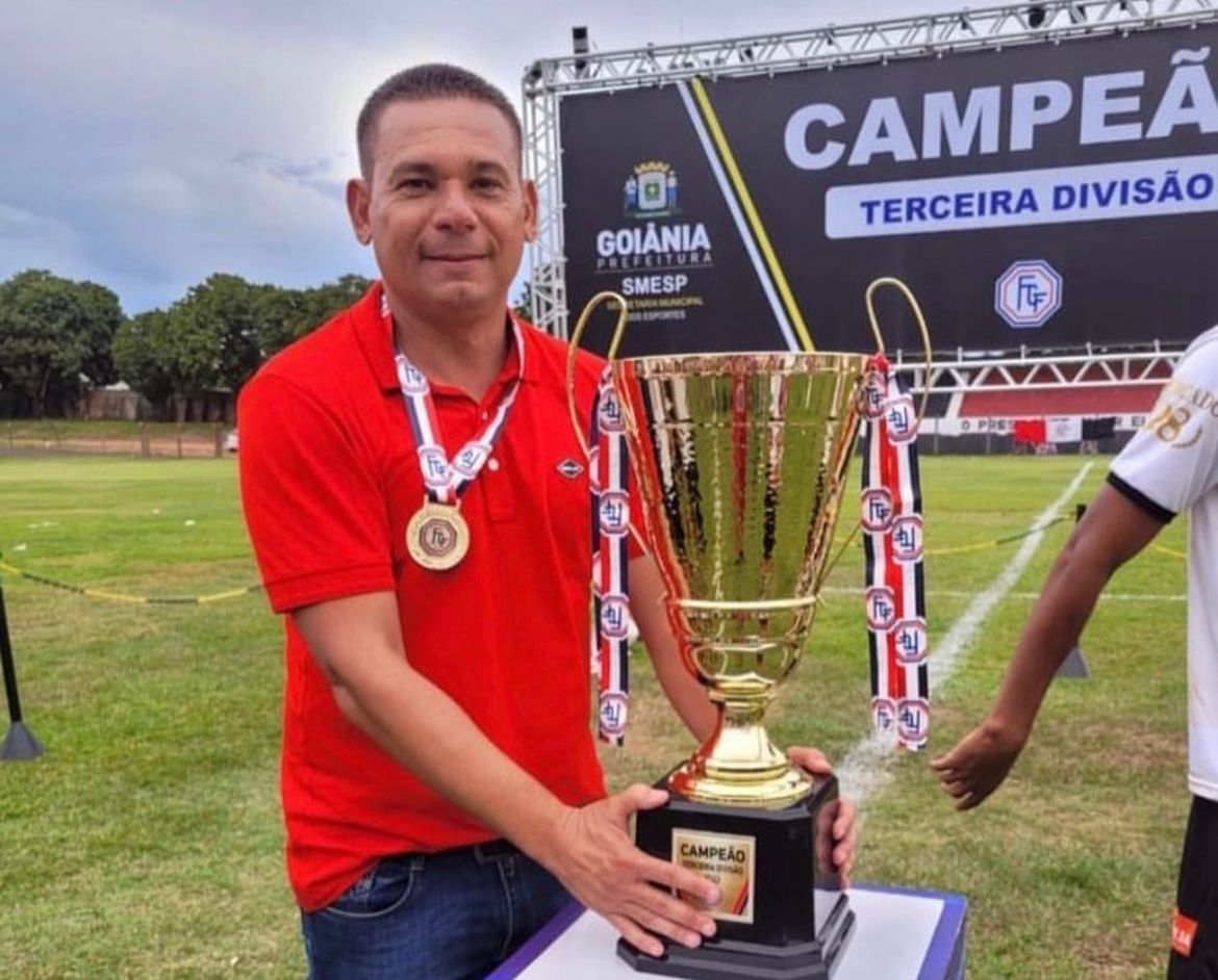 Edson Silva com troféu da terceira divisão estadual
