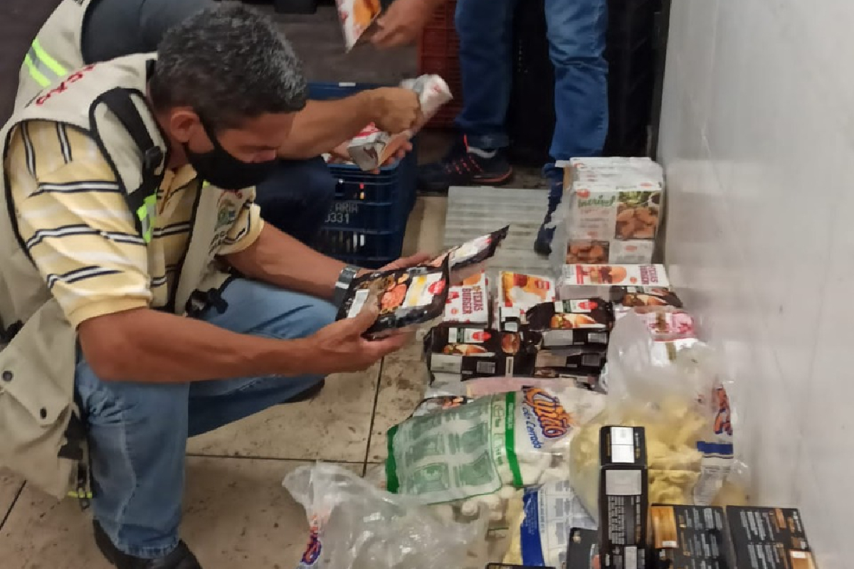 De julho deste ano até a última abordagem, já foram encontrados e descartados pela fiscalização do Procon Goiânia mais de uma tonelada de alimentos vencidos dos estabelecimentos comerciais da capital.