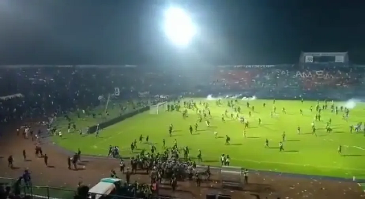 Briga generalizada em partida de futebol deixa 127 mortos na Indonésia; veja vídeos