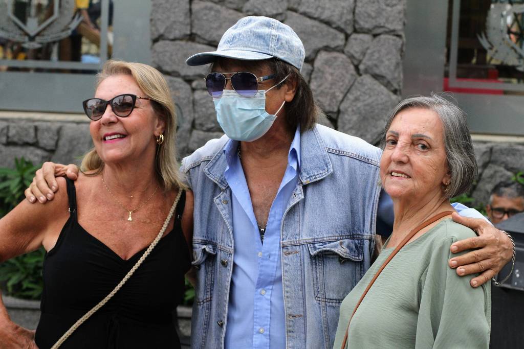 Algumas senhoras tiraram fotos com cover do cantor. Sósia de Roberto Carlos confunde fãs em local de votação no Rio