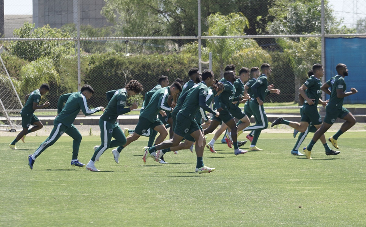Jogadores do Goiás em treinamento no CT do Grêmio
