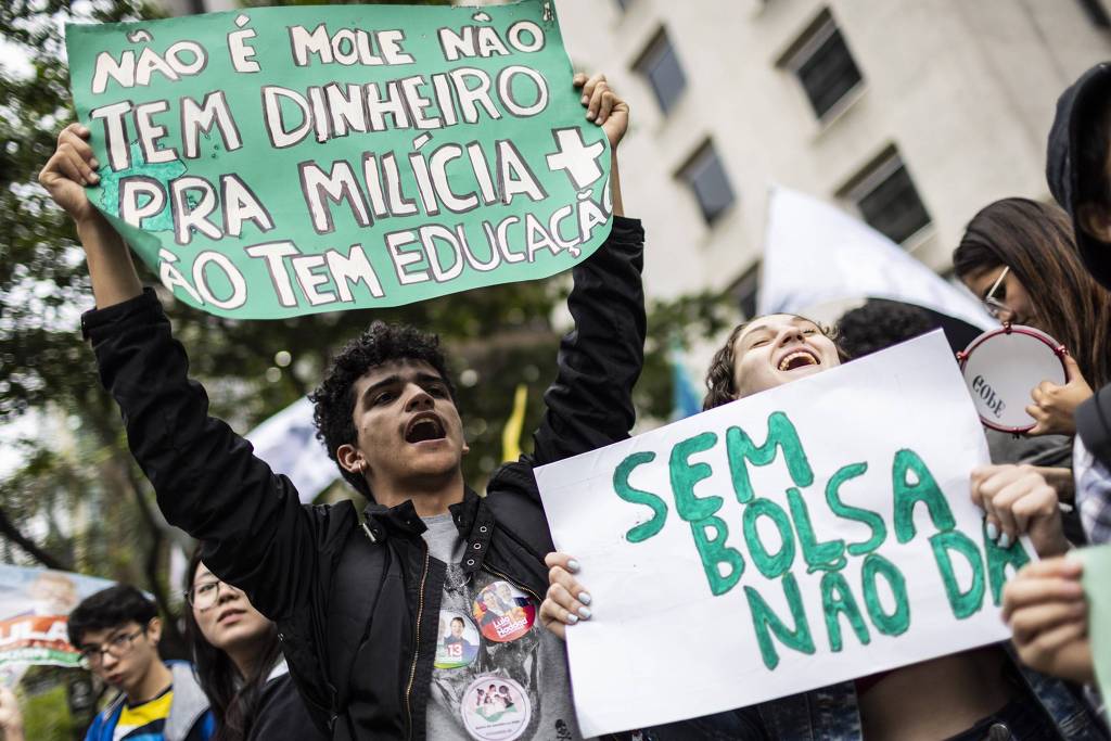 Estudantes protestam contra cortes no orçamento das universidades federais (Foto: Bruno Santos/Folhapress)