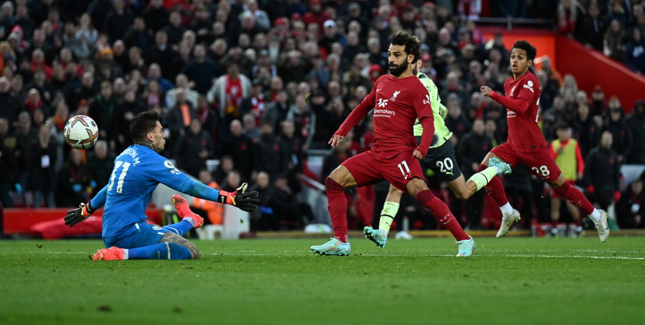 Salah marcando gol contra o Manchester City