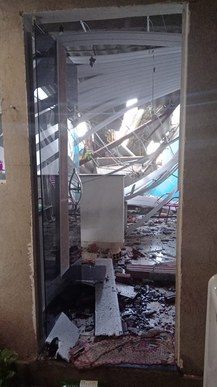 Casa destruída por árvore. (Foto: Arquivo Pessoal)