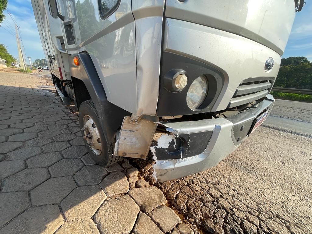 Mulher morre após caminhão colidir contra moto na GO-070, entre Goiânia e Goianira 