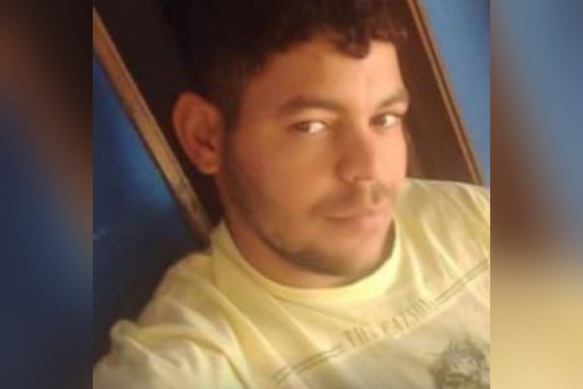A Polícia Civil investiga a morte de Maikon José dos Santos, morto a facadas após uma briga de rua na cidade de Sanclerlândia, na região Oeste de Goiás. O irmão da vítima tentou defendê-lo durante a confusão, mas não conseguiu e acabou ferido no braço.