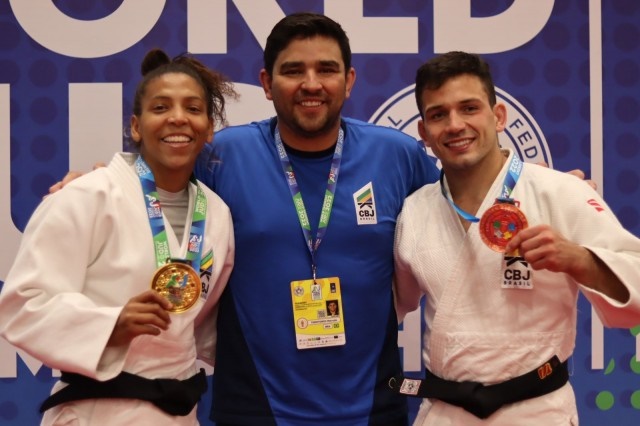 Marcelo Theotônio (centro) com os medalhistas Rafaela Silva e Daniel Cargnin