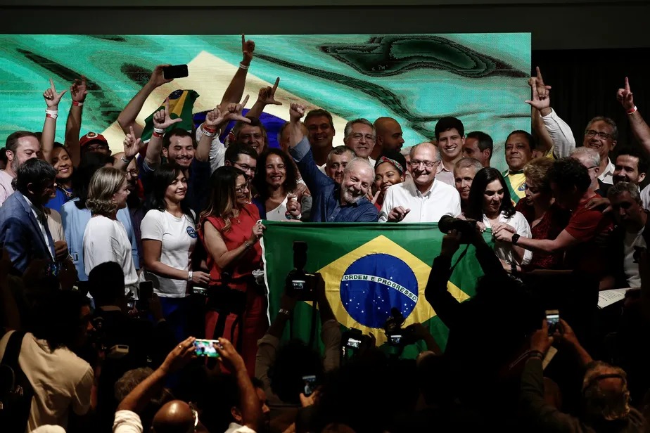 Lula celebra vitória com aliados (Foto: Edilson Dantas/reprodução/O Globo)