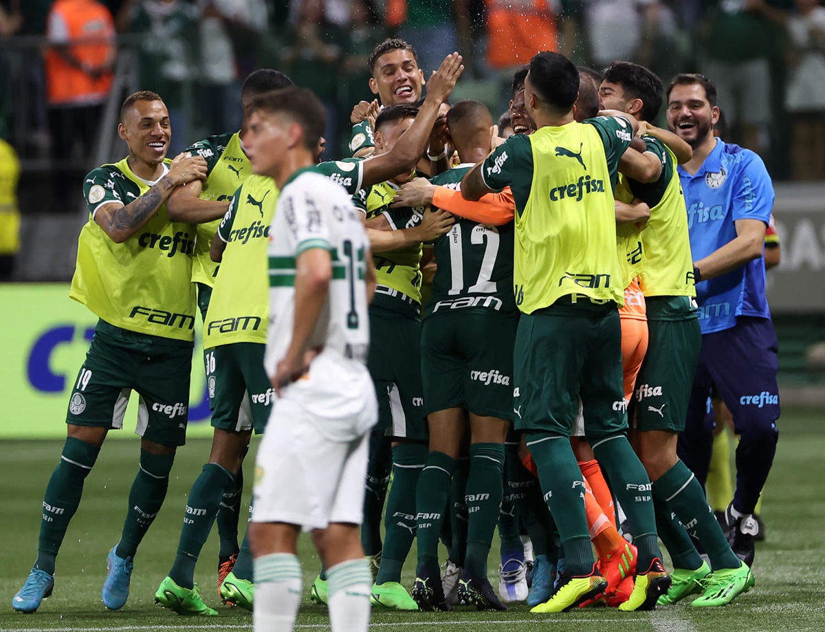 Jogadores do Palmeiras comemoram gol da equipe contra o Coritiba
