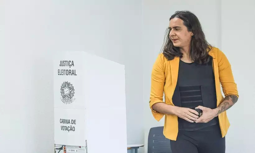Candidata a deputada federal, Duda Salabert vota com colete à prova de balas em Belo Horizonte