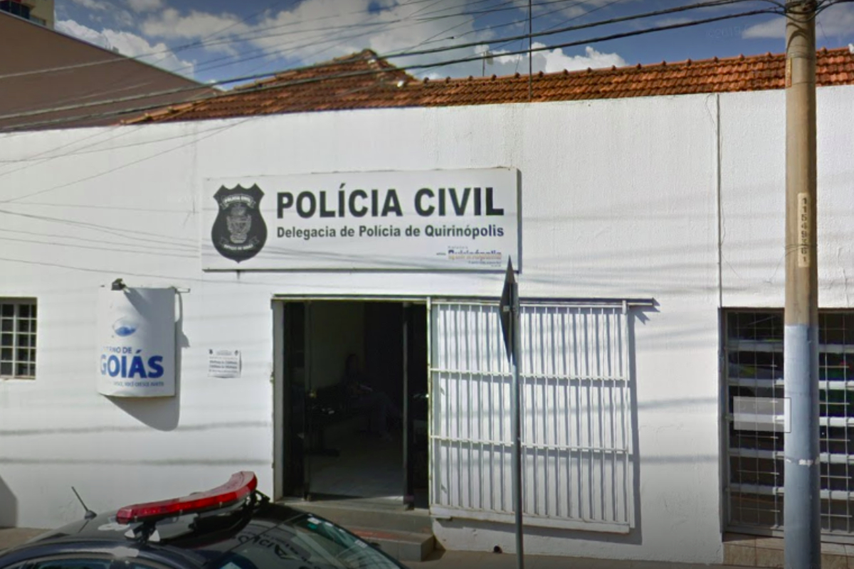 A Polícia Miliar (PM) apreendeu quatro adolescentes, entre 16 e 17 anos, suspeitos de agredir e roubar um idoso na porta de sua casa, no bairro Esmeralda, cidade de Quirinópolis. Crime aconteceu na noite desta quinta-feira (3), por volta das 22 horas.