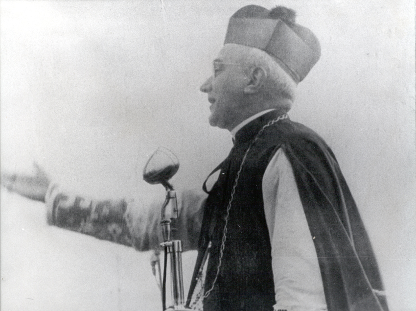 Dom Aquino Corrêa saudando a cidade durante o Batismo Cultural. 05/07/1942. Autor não identificado. Goiânia – GO. Acervo MUZA/MIS|GO