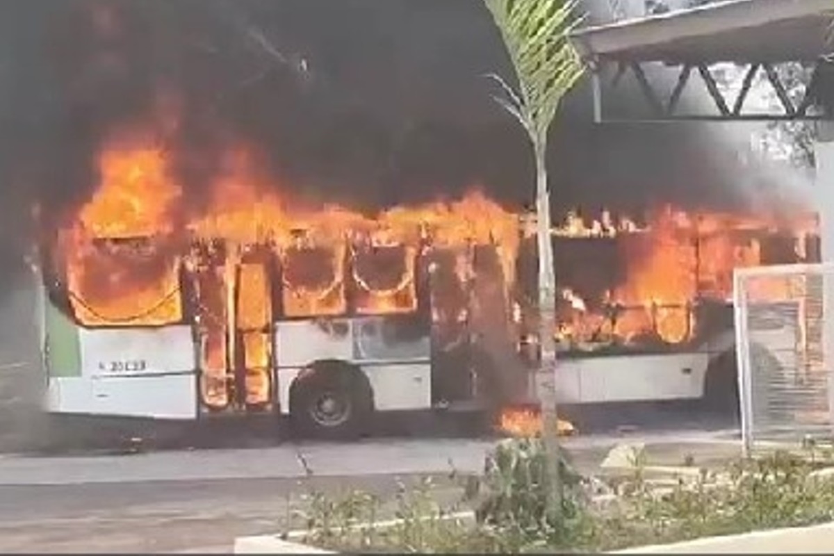 Ônibus pega fogo em terminal de Goiânia