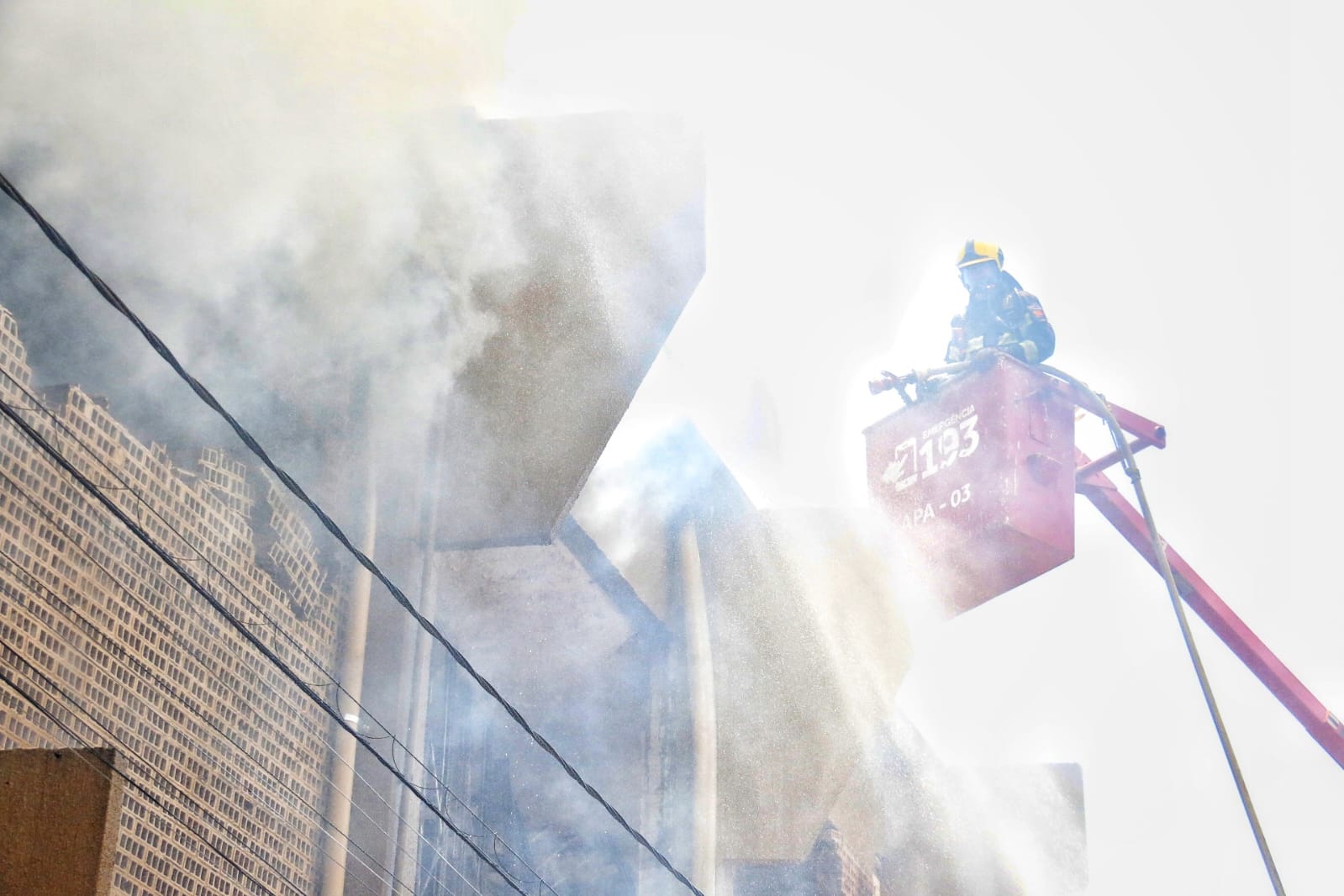 Incêndio em supermercado de Goiânia é controlado após 30 horas de ação dos bombeiros 