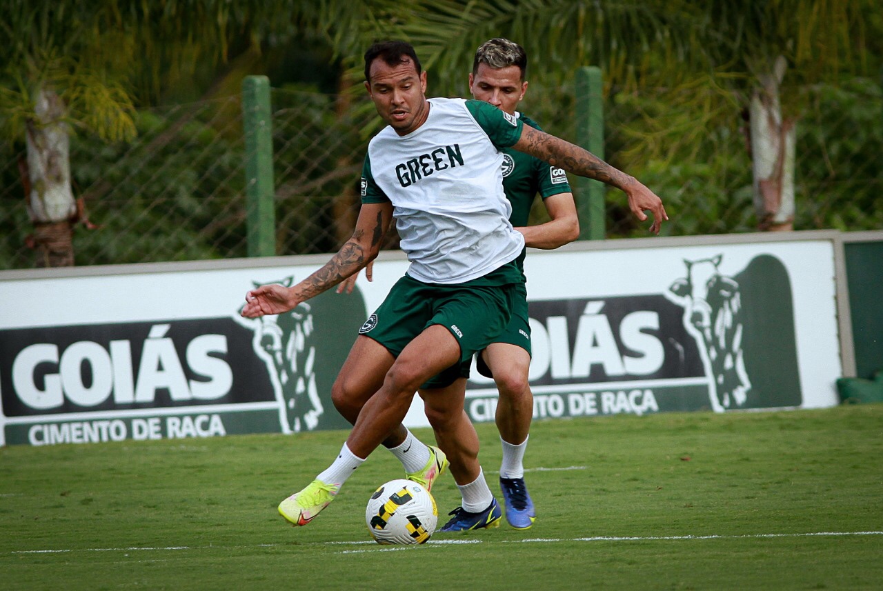 Atacante Vinicius treinando no Goiás