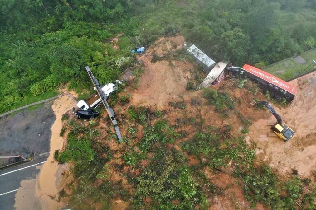 Vista aérea do deslizamento de terra no km 669 da rodovia - Sesp