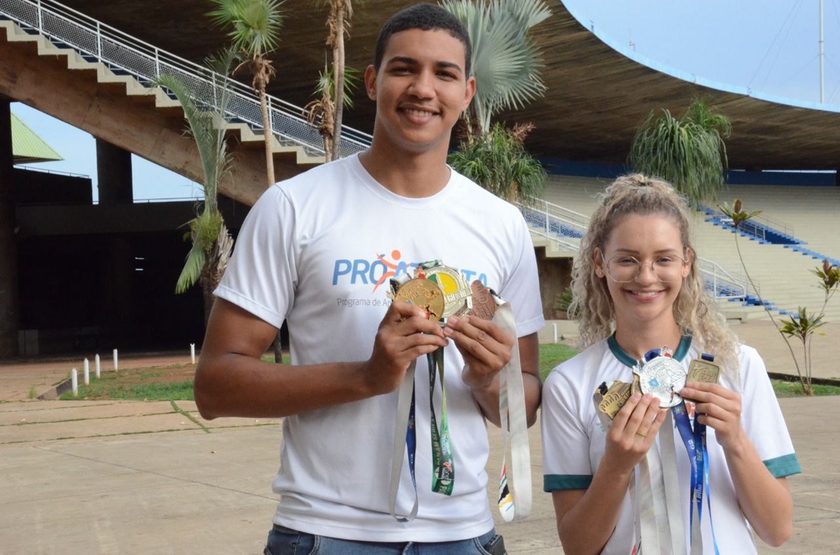 Dângela Guimarães e Patrik Cardoso com algumas medalhas conquistadas no taekwondo