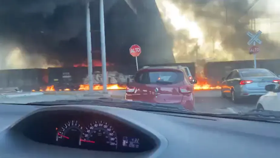 Motorista que transportava o combustível foi preso Caminhão de gasolina explode após ser atingido por trem; vídeo