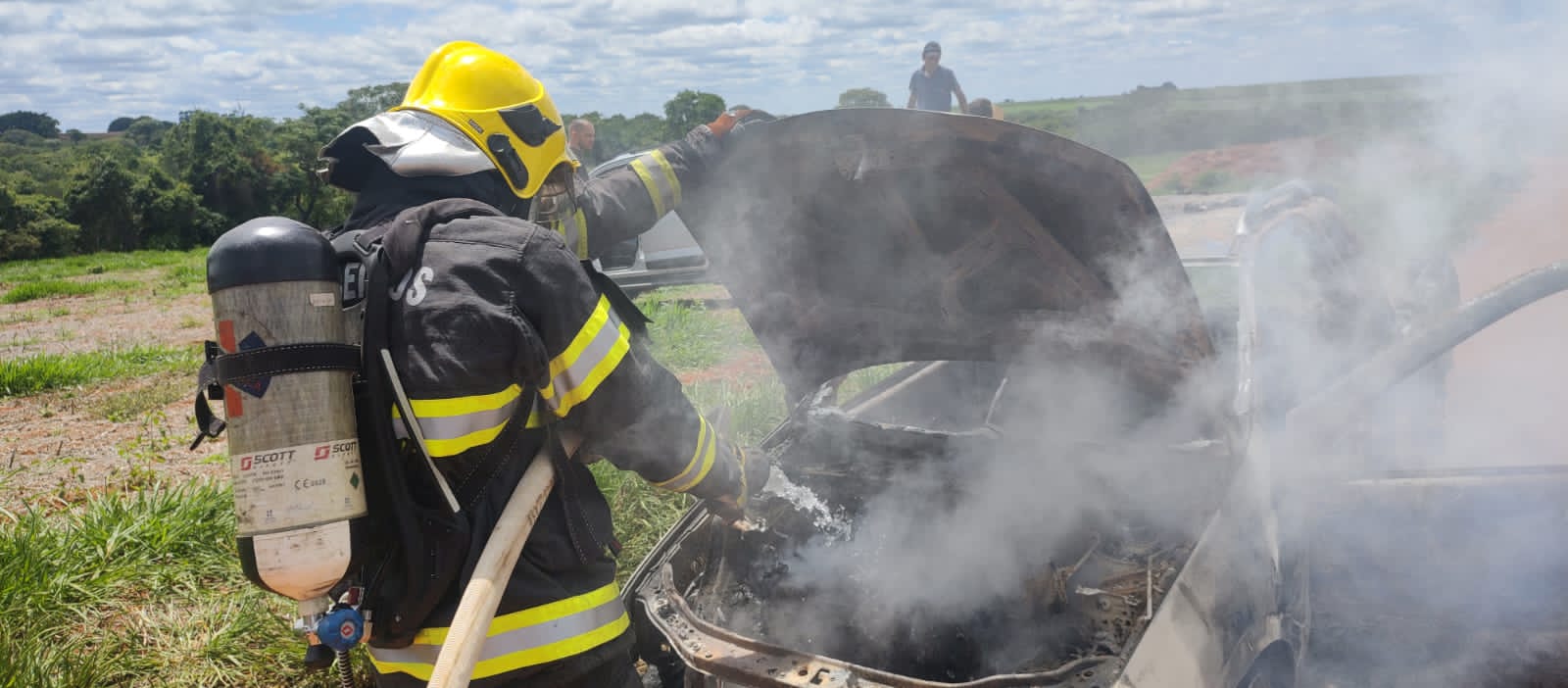 Carro pega fogo após pane elétrica e incêndio é controlado por bombeiros (Foto: Corpo de Bombeiros)