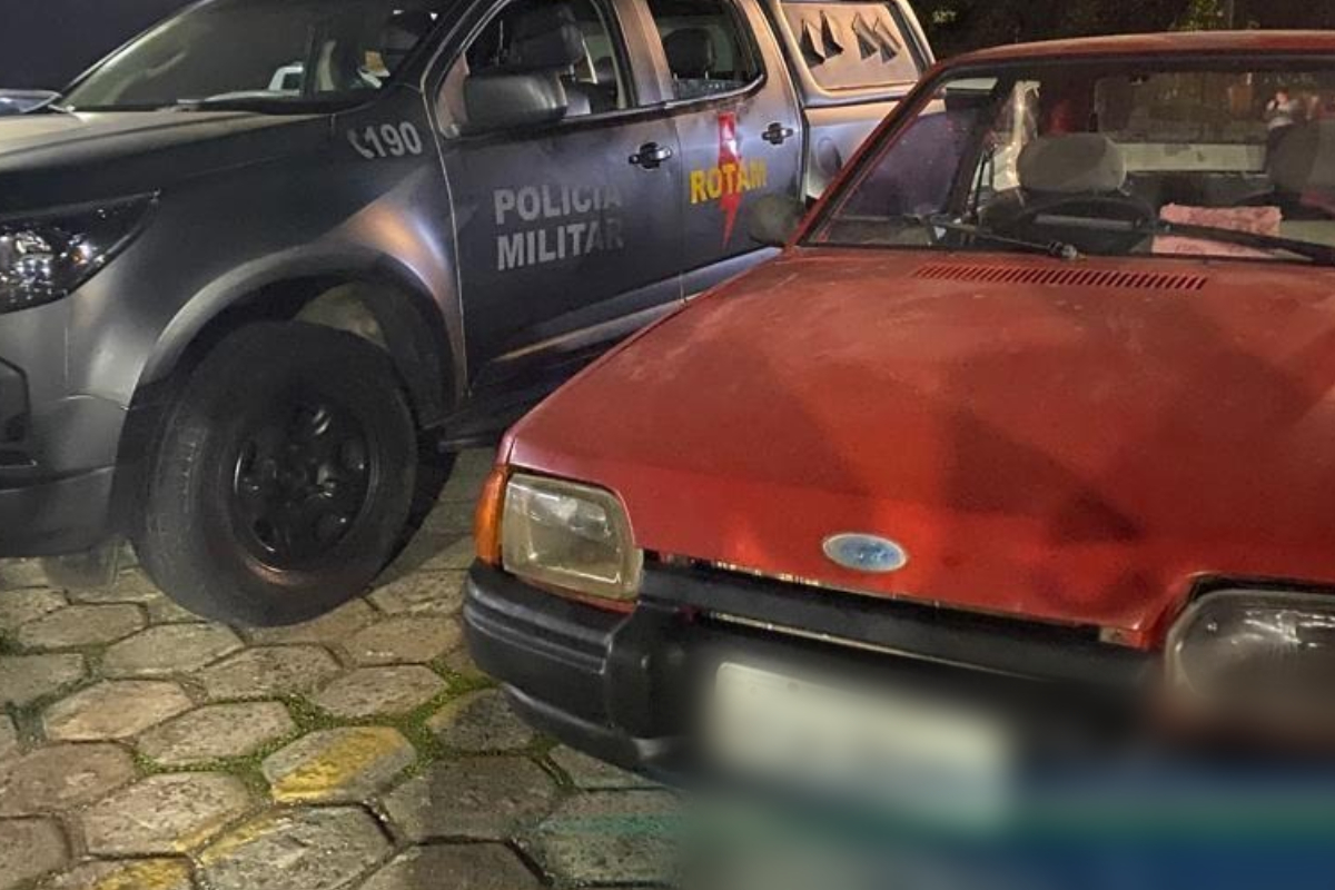 Na madrugada desta quinta-feira (27), a Polícia Militar (PM) prendeu um homem de 40 anos e apreendeu um adolescente, de 17, por suspeita de envolvimento no duplo homicídio ocorrido no Jardim Mariliza, em Goiânia. Crime que vitimou dois irmãos, de 20 e 14 anos, aconteceu na madrugada do dia anterior.