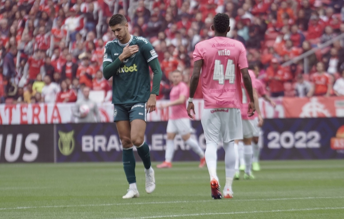 Pedro Raul marcou os dois gols na derrota do Goiás para o Inter