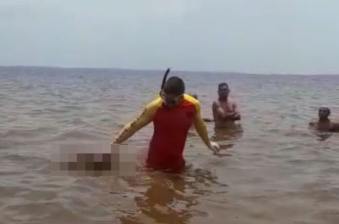 vídeo Ossada foi achada por banhistas, IML analisa esqueleto humano achado por banhistas na praia da Ponta Negra em Manaus; vídeo