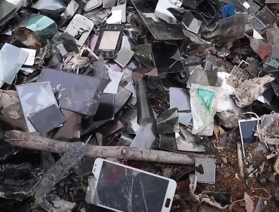 Pilha de celulares para descarte (Foto: reprodução/YouTube)