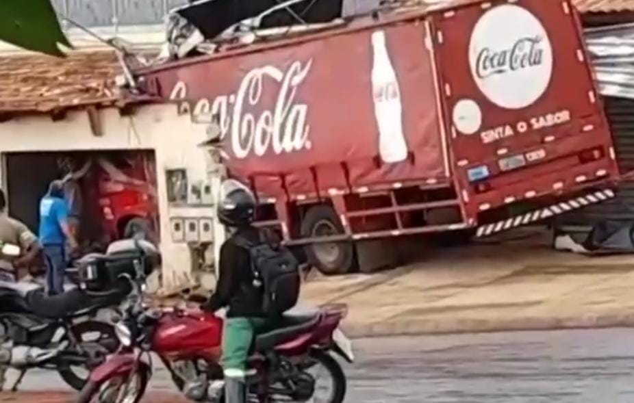 Caminhão invade casa após falha no freio em Goiânia