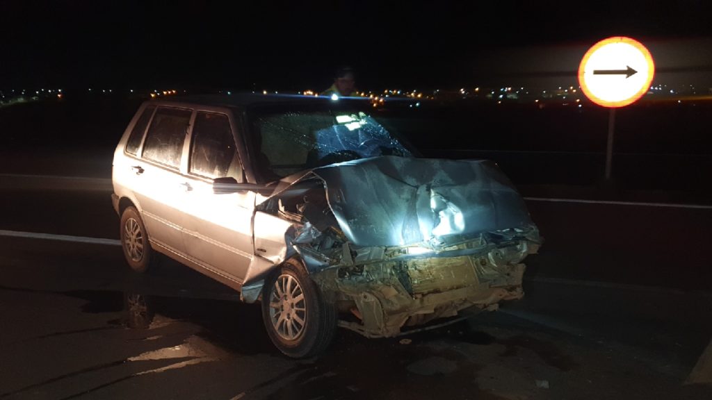 Motorista fica ferido após carro colidir contra caminhão na BR-050 em Catalão (GO)