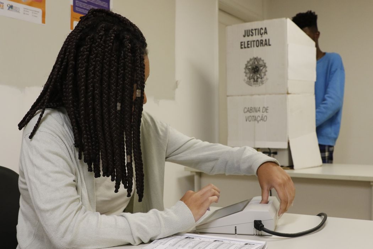 Fora do país, 50 urnas apresentam defeito e são substituídas