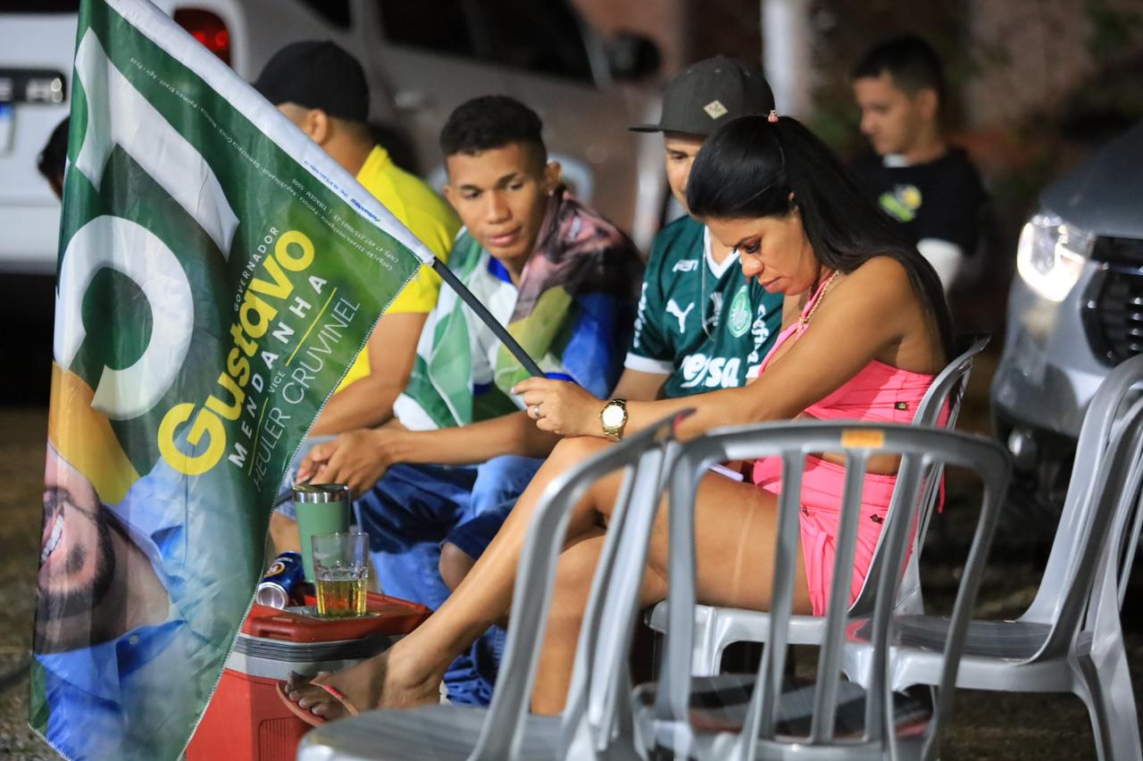 Eleitores aguardando pronunciamento de Gustavo Mendanha após derrota nas urnas (Foto: Jackson Rodrigues/Mais Goiás)