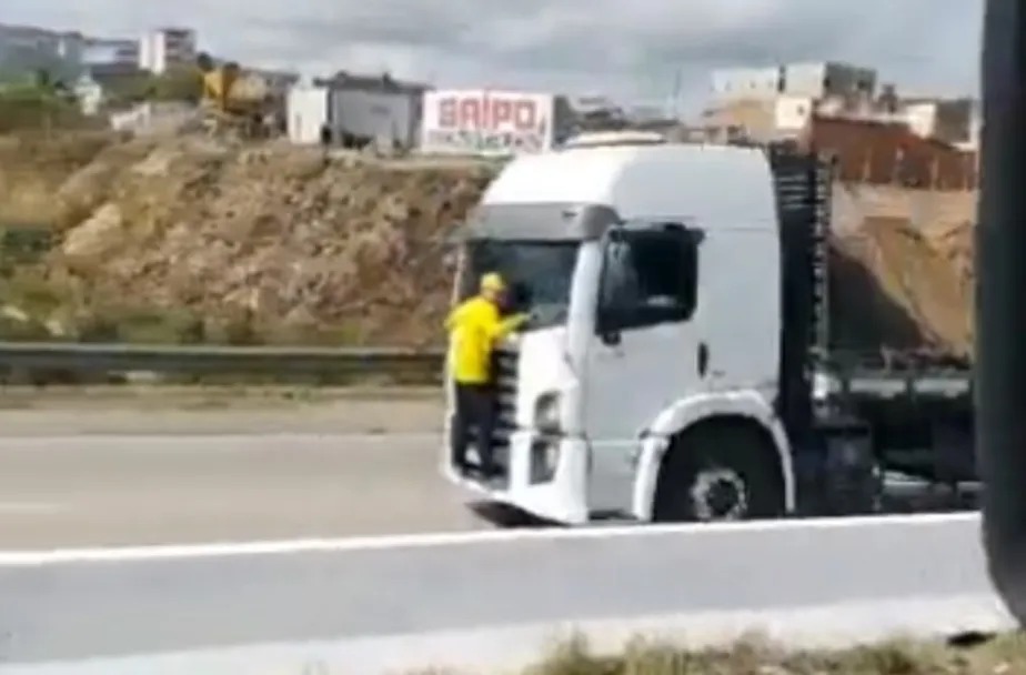 Bolsonarista diz ter ficado pendurado ao caminhão por cerca de 6 quilômetros (Foto: reprodução/internet)