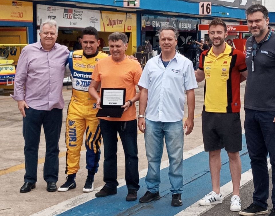 Alencar Júnior recebe placa em homenagem aos 40 anos do título na Stock Car