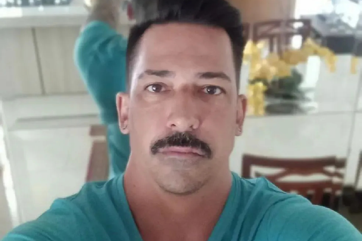 O goiano Igor Eduardo dos Santos, de 42 anos, foi encontrado morto no quarto de um hotel no bairro da Barra, área turística na orla de Salvador. O caso aconteceu na quinta-feira (3) e é investigado pela Polícia Civil da Bahia.