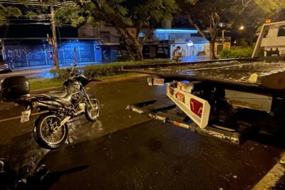 Motociclista morre após colidir contra caminhão estacionado no setor Água Branca, em Goiânia
