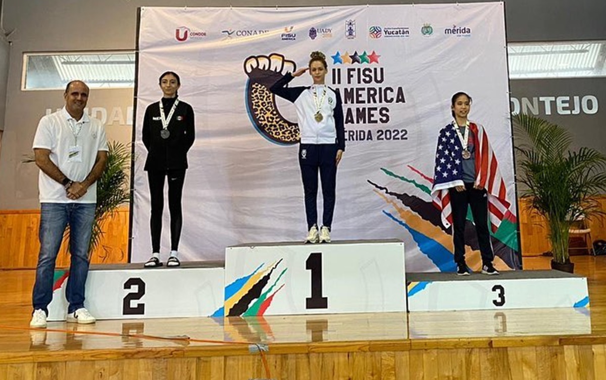 Dângela Guimarães no pódio do Fisu America