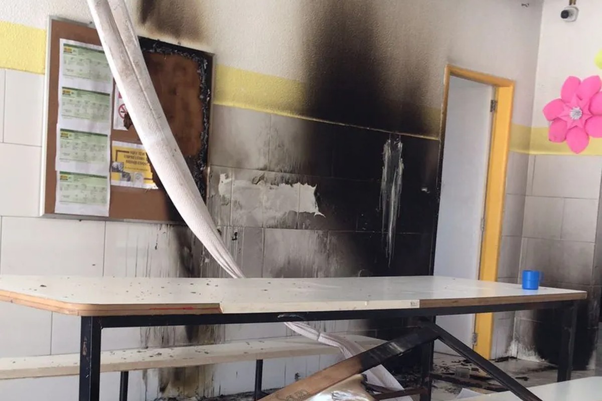 Antes de atear fogo em escola na Bahia, estudante de 13 anos tirou uniforme e vestiu roupa preta e capuz (Foto: Divulgação)