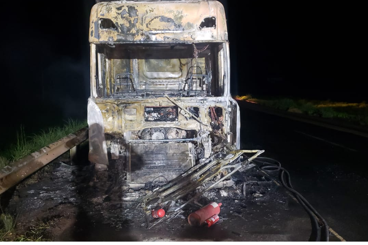 Carreta pega fogo na BR-060, em Rio Verde