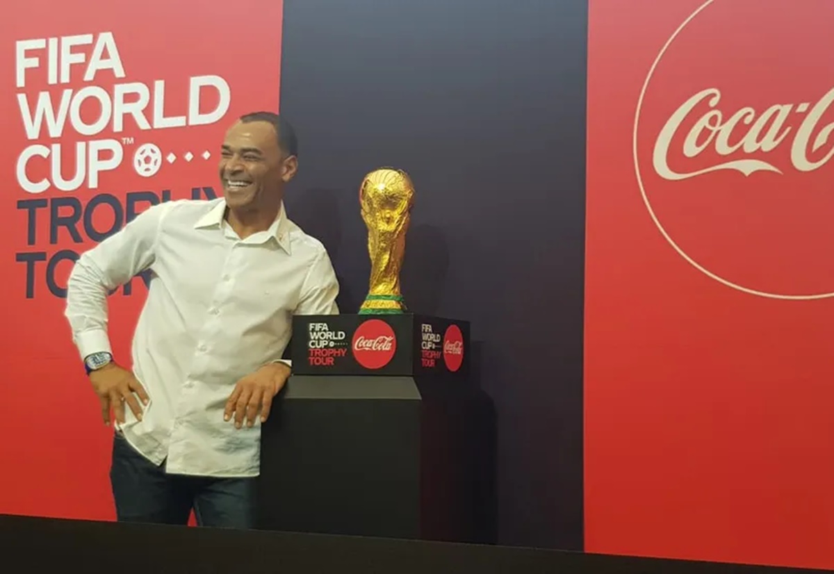 Cafu ao lado da Taça da Copa do Mundo no Maracanã